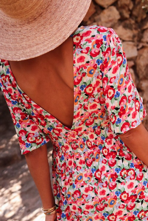 Vestido Floral Vermelho Manga Meia Gola V Profundo Recorte Costas Fenda