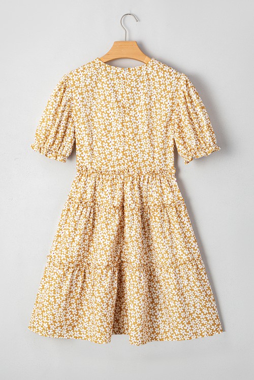 Vestido Curto Floral Amarelo Manga Curta Gola V Babados Camadas