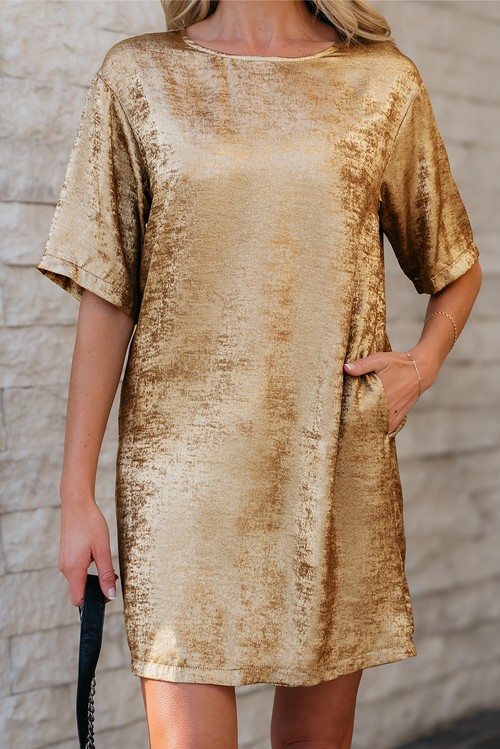Vestido Curto Camiseta Dourado Metálico Brilhante Gola Redonda